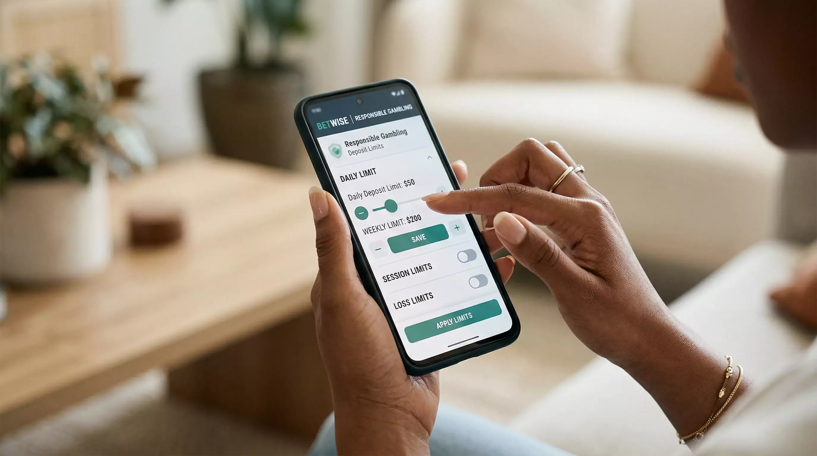Manos configurando límites de apuestas en pantalla de móvil