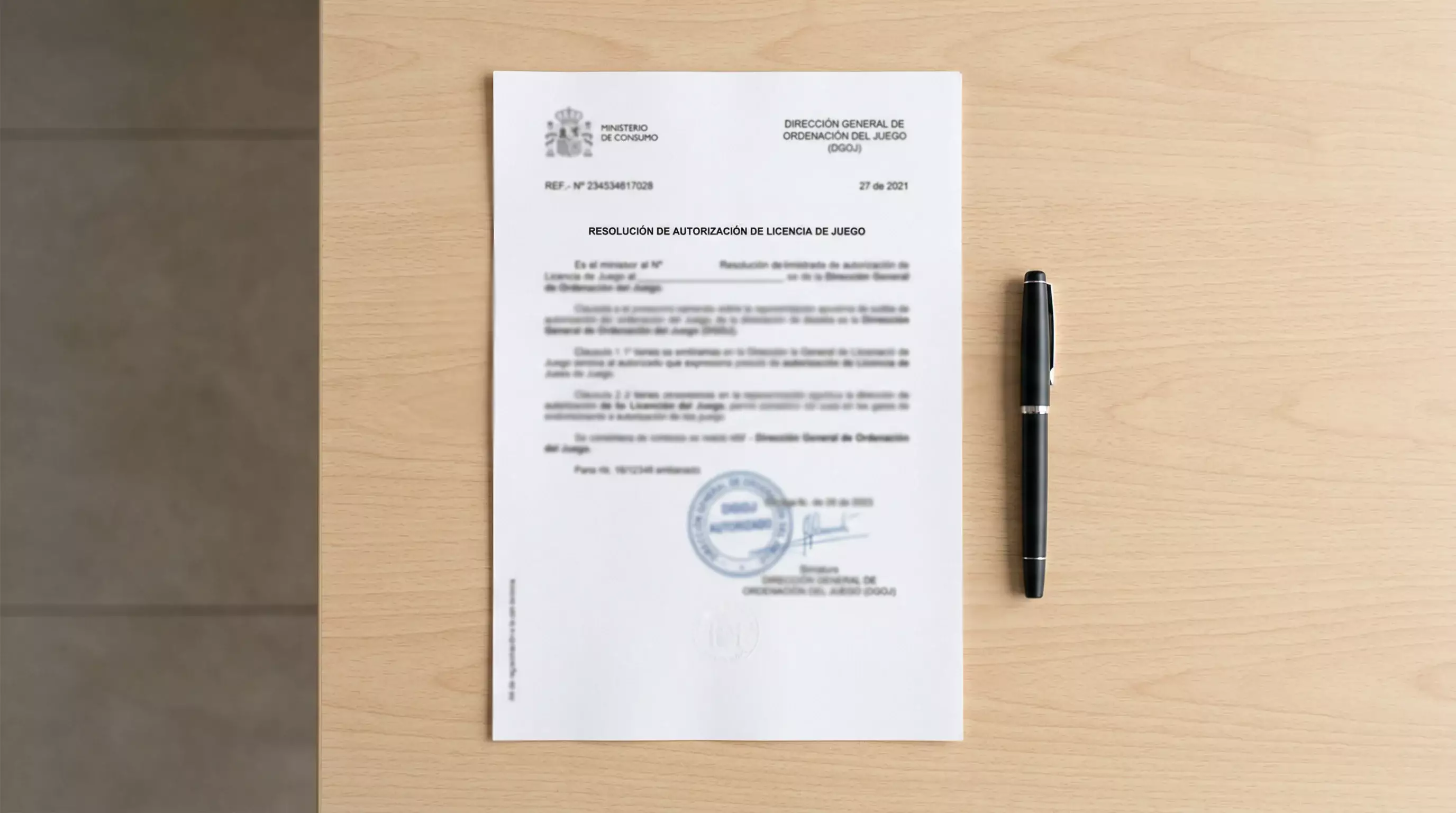 Documento oficial con sello de la DGOJ sobre escritorio